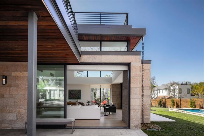 Virtual tour of 1115 W 11th ST Unit #2