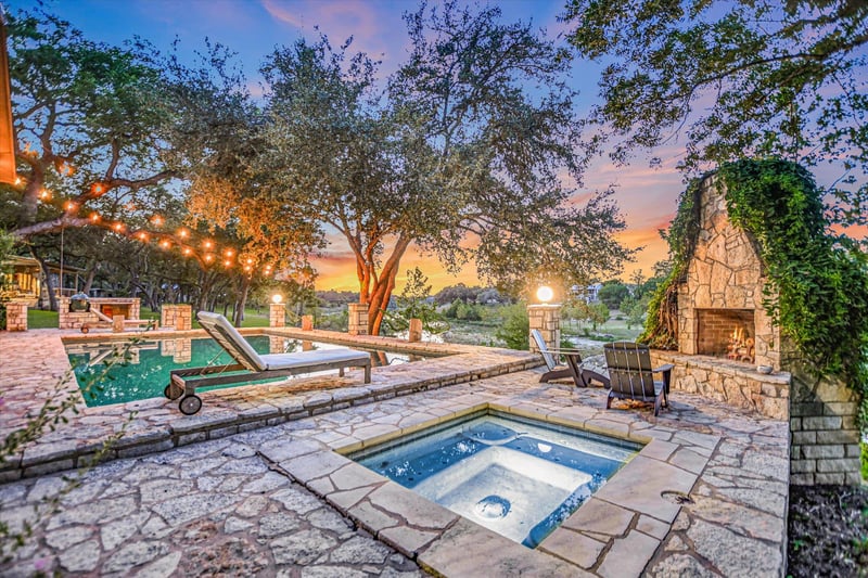 Virtual tour of 1121 Hidden Valley RD