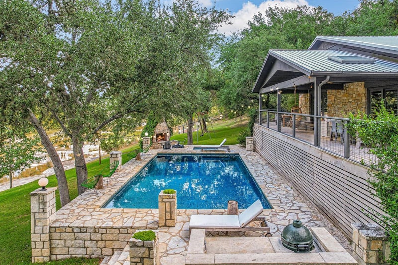 Virtual tour of 1121 Hidden Valley RD