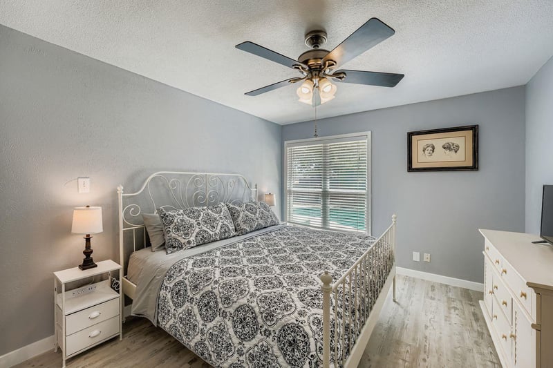 Virtual tour of 1121 Stoneoak LN
