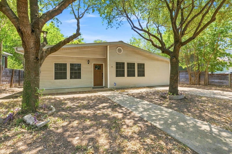Virtual tour of 1127 Denfield St