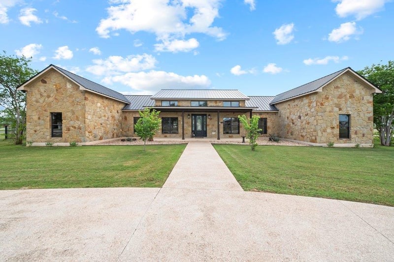 Virtual tour of 115 Lakeside Cv