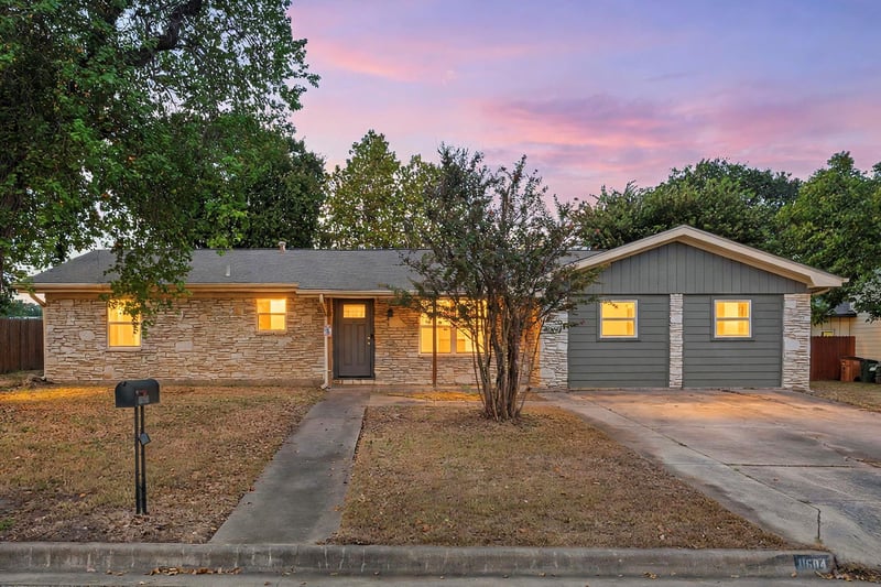 Virtual tour of 11604 N Oaks DR