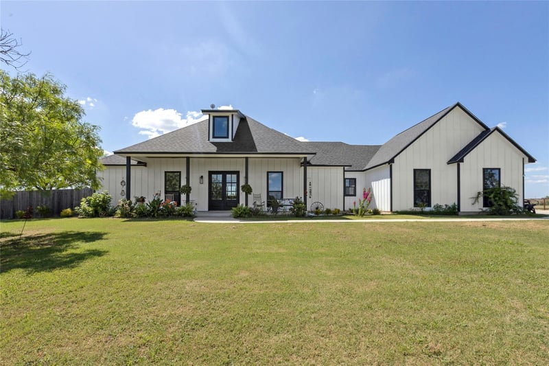 Virtual tour of 1170 Watterson Rd