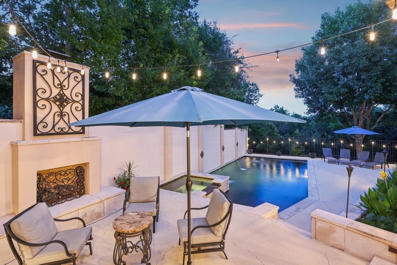 Virtual tour of 11725 Red Oak Valley LN