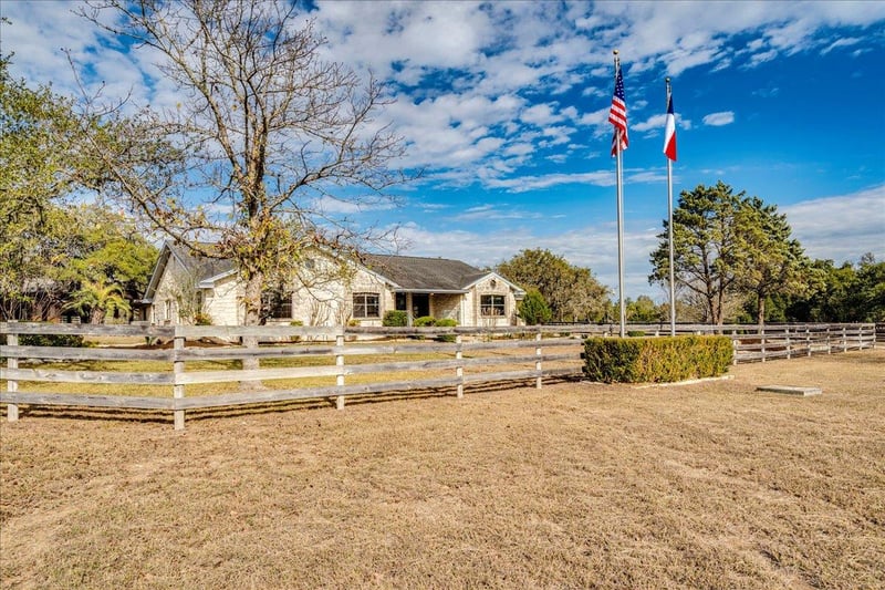 Virtual tour of 1175 Enchanted Oaks Dr