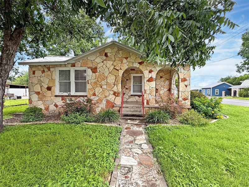 Virtual tour of 1195 W Coll ST