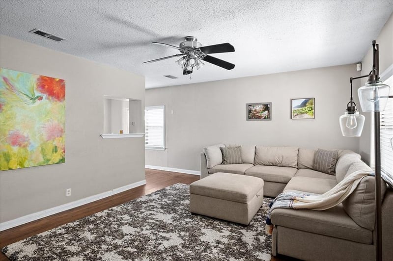 Virtual tour of 1200 Winsted Ln