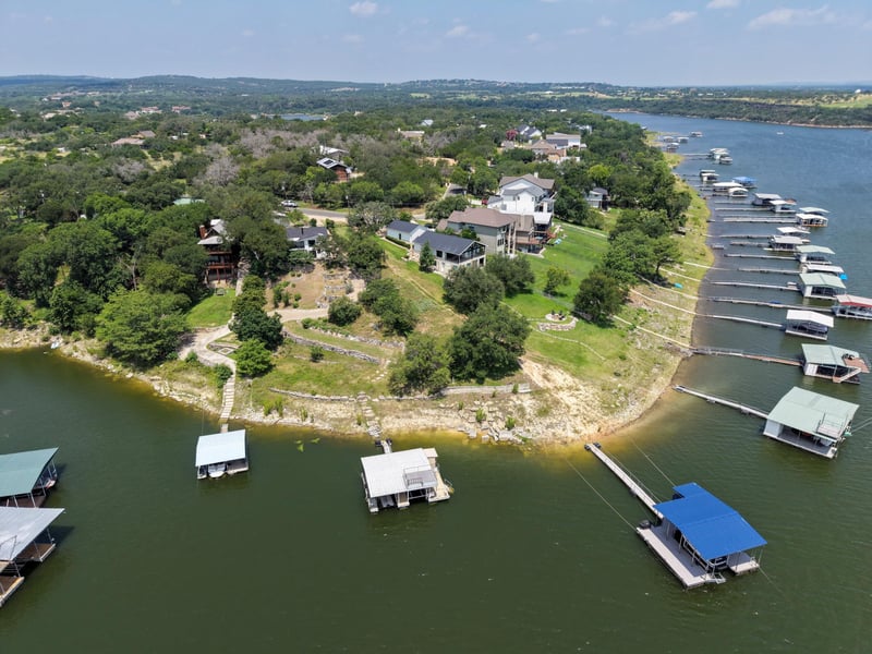 Virtual tour of 1201 Lakeshore DR