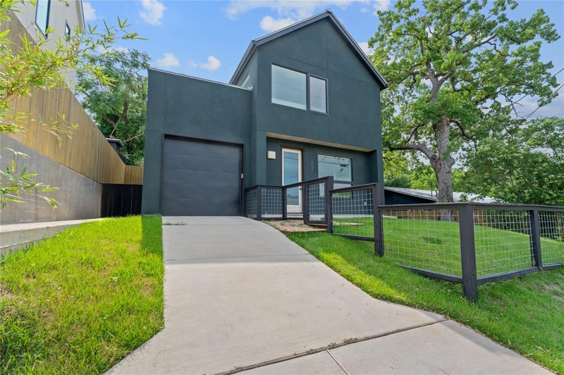 Virtual tour of 1202 Greenwood Ave