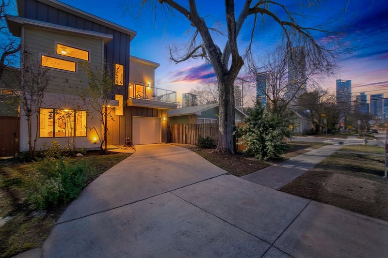 Virtual tour of 1203 E 2nd ST Unit #A