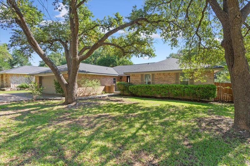 Virtual tour of 1203 Saint Williams Ave