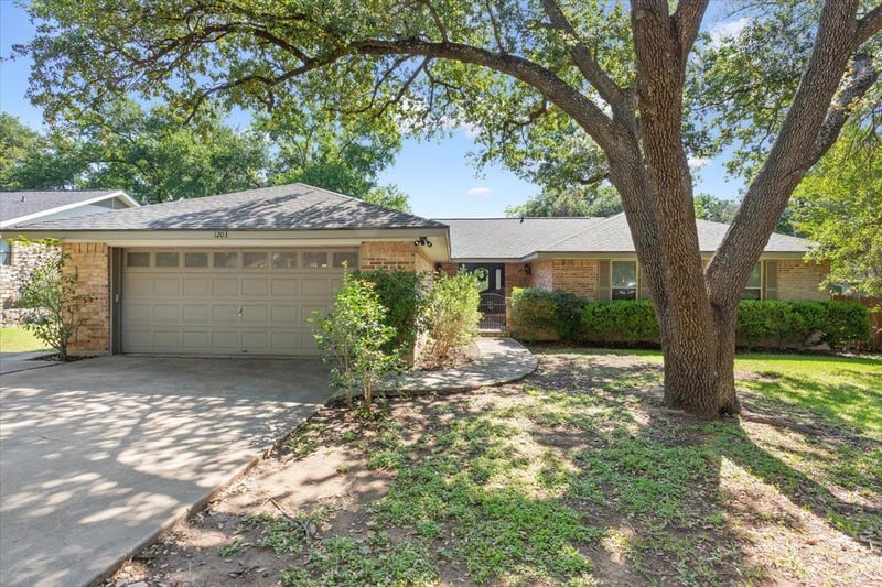 Virtual tour of 1203 Saint Williams Ave