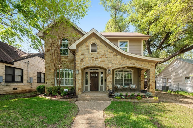 Virtual tour of 1204 Kinney Ave