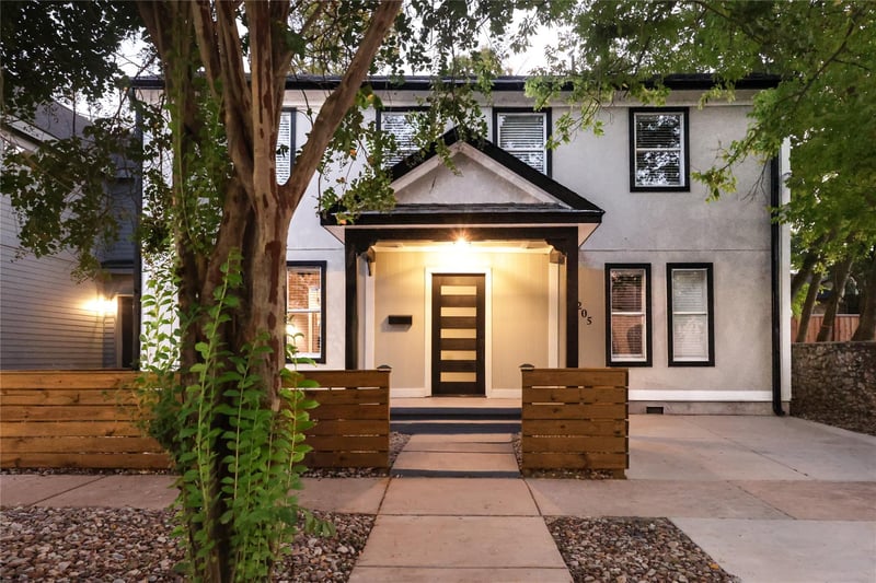 Virtual tour of 1205 E 9th St