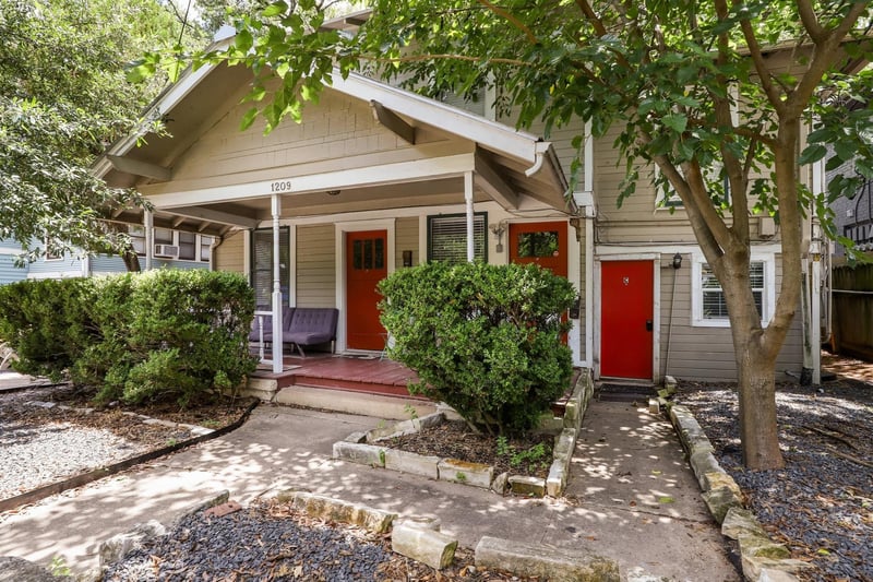 Virtual tour of 1209 W 8th ST