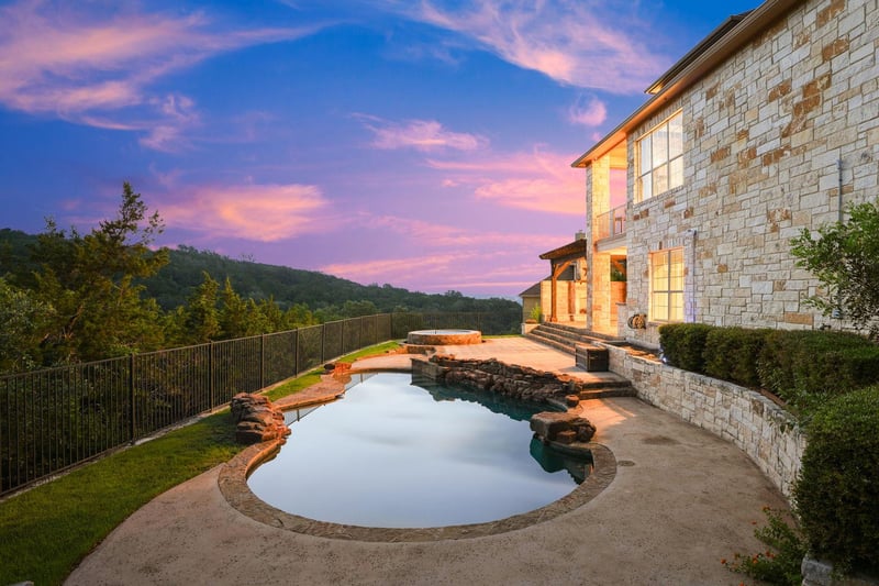 Virtual tour of 121 Burgess LN