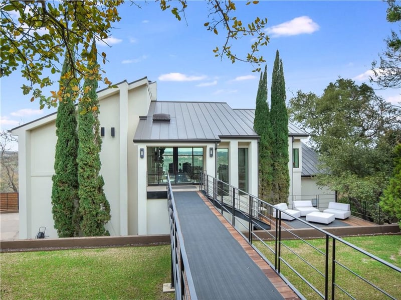 Virtual tour of 1210 Falcon Ledge DR