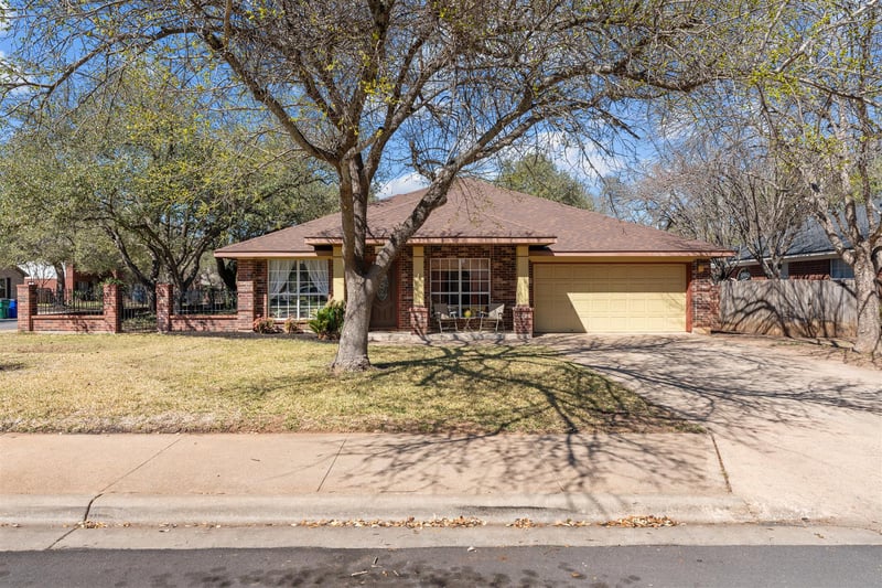 Virtual tour of 1211 Sugarberry DR
