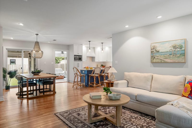 Virtual tour of 1215 Payne Ave