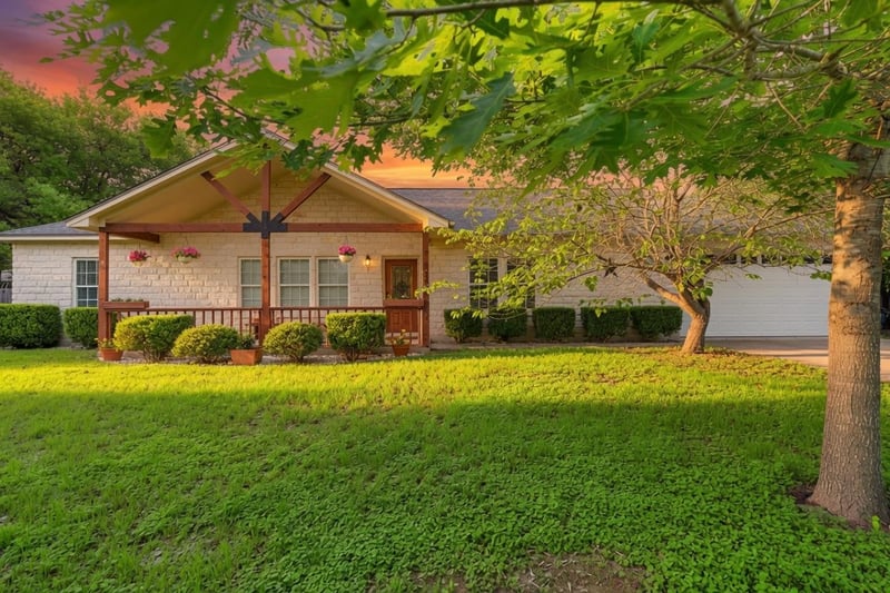 Virtual tour of 1221 Lovers LN