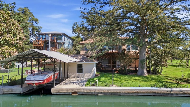 Virtual tour of 124 Lakeside Dr