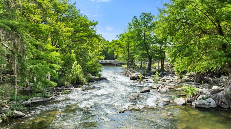 Virtual tour of 1242 Ervendberg Ave Unit #Lot 2