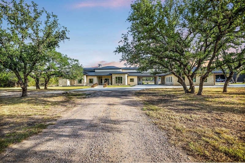 Virtual tour of 1295 Park Rd 4