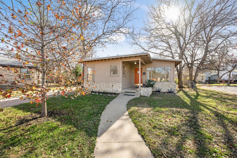 Virtual tour of 1300 Harriet CT