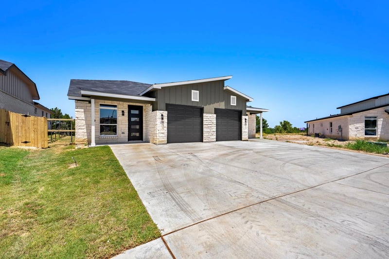 Virtual tour of 1301 Lone Pine WAY