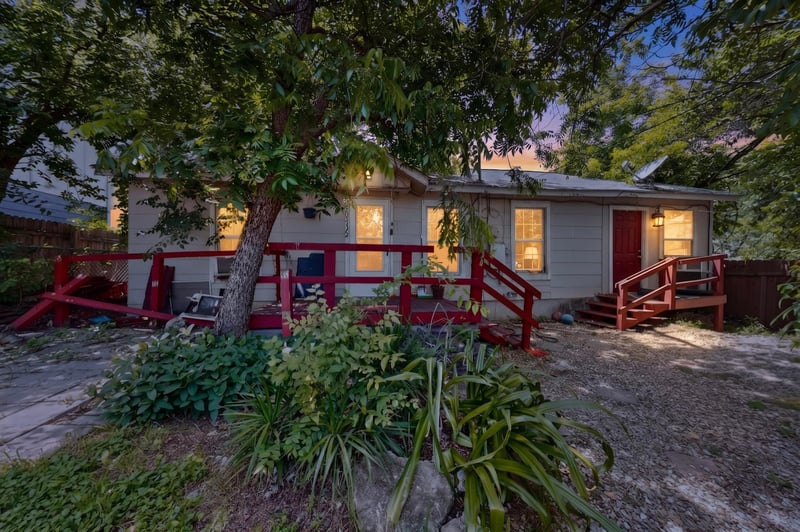Virtual tour of 1302 1/2 WALNUT Ave Unit #2