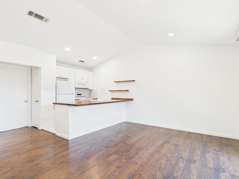 Virtual tour of 1303 Hollow Creek DR Unit #1