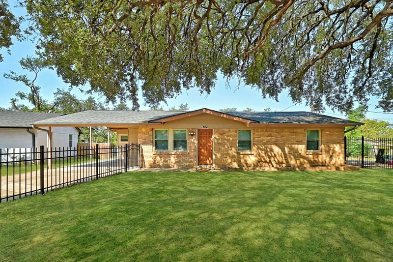 Virtual tour of 1304 Astor Pl
