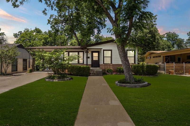 Virtual tour of 1304 Cloverleaf Dr