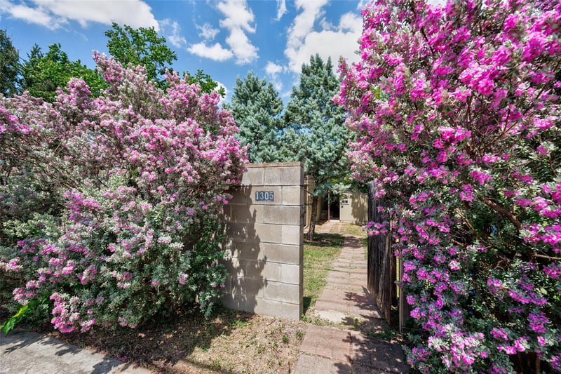 Virtual tour of 1305 Chestnut Ave