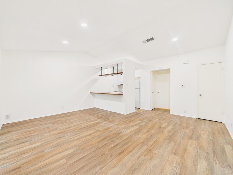 Virtual tour of 1305 Hollow Creek DR Unit #4