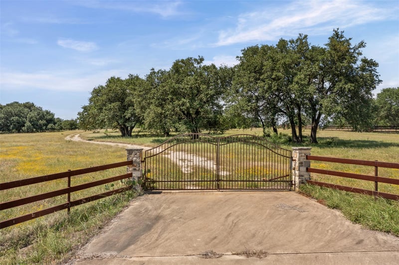 Virtual tour of 1306 Hidden Springs DR