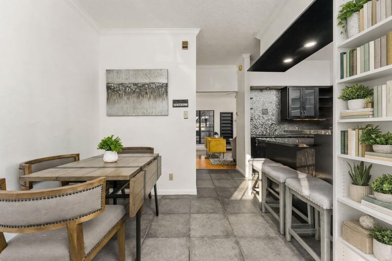 Virtual tour of 1307 Kinney Ave Unit #124