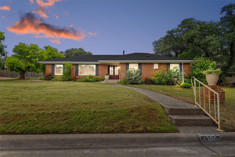 Virtual tour of 1308 Cardinal Hill Cir