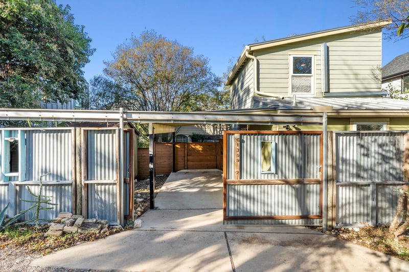 Virtual tour of 1309 Singleton Ave Unit #2