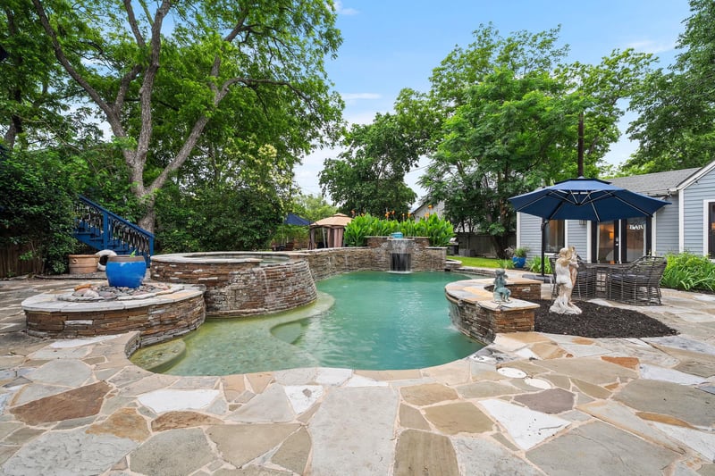 Virtual tour of 1310 E University Ave