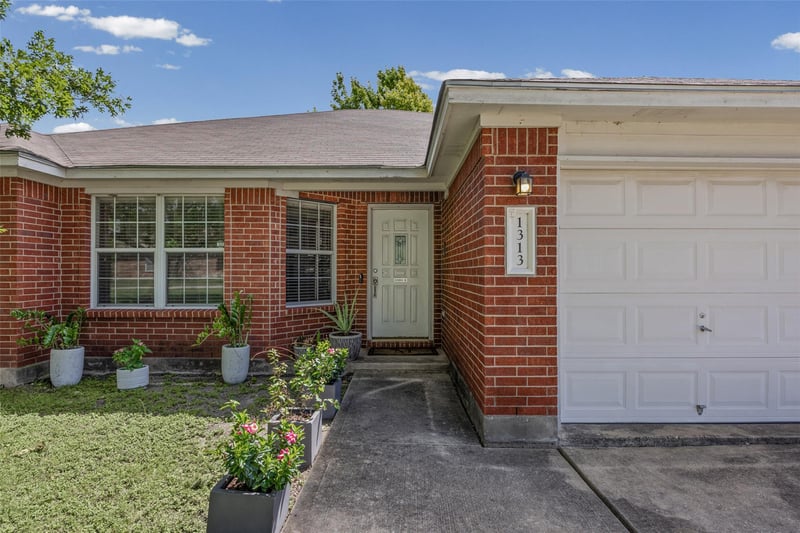 Virtual tour of 1313 Laurelleaf DR