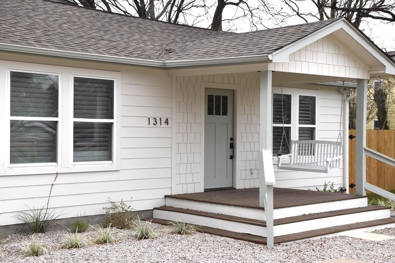 Virtual tour of 1314 E 13th ST