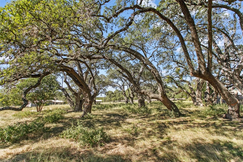 Virtual tour of 1316 Greenlawn PKWY