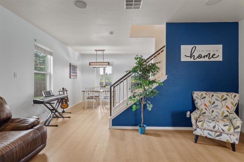 Virtual tour of 1316 Hensley DR
