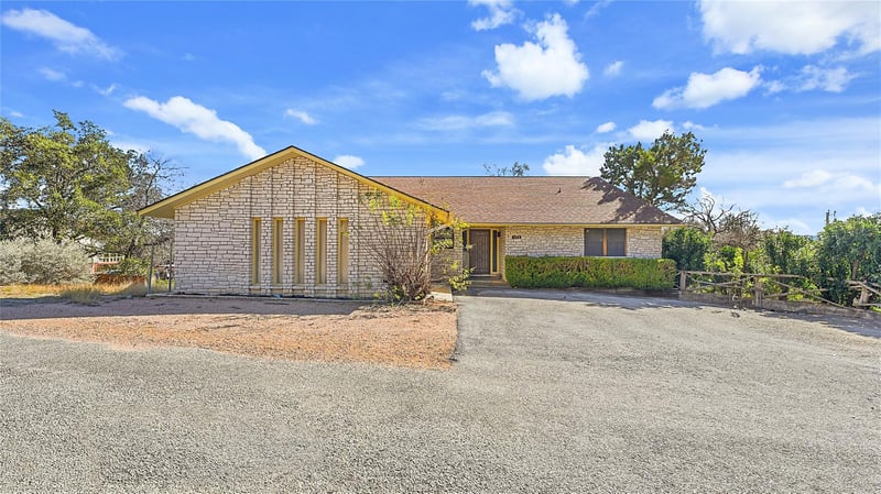 Virtual tour of 132 W Outer DR