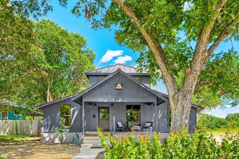 Virtual tour of 1321 W San Antonio ST