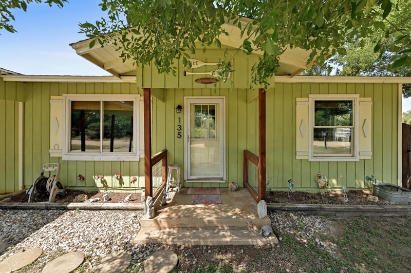 Virtual tour of 135 E Hickory DR