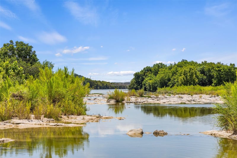 Virtual tour of 135 River View DR