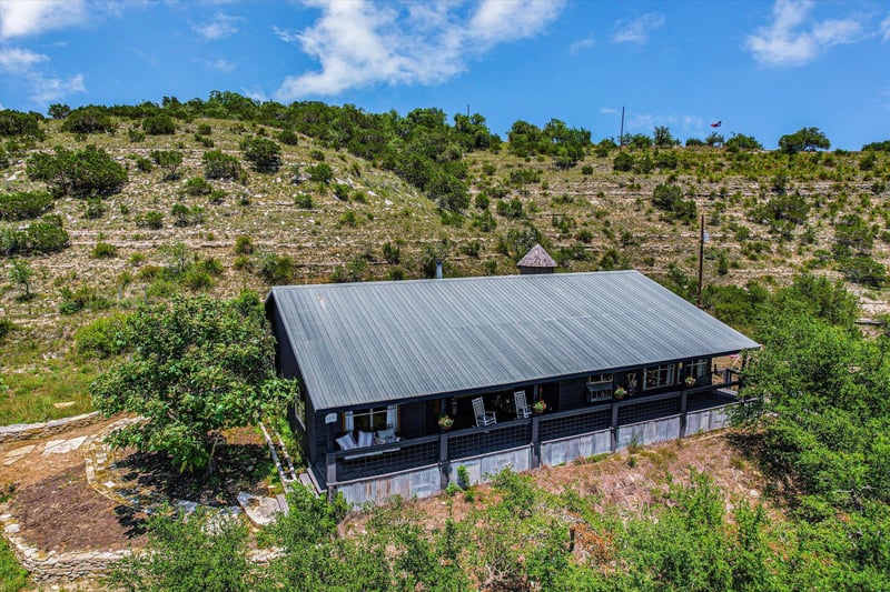 Virtual tour of 1363 Montell Rd